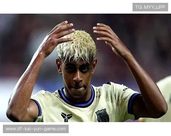 亚马尔底线处踩单车过人后传中——那个让球迷起立鼓掌的瞬间